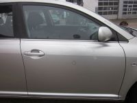 T?r rechts vorn Kratzer siehe Bilder, ohne Au?enspiegel<br>TOYOTA AVENSIS KOMBI (T25) 1.8